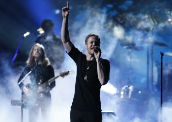 Dan Reynolds of Imagine Dragons performs a medley at the 41st American Music Awards in Los Angeles, California November 24, 2013.  REUTERS/Lucy Nicholson (UNITED STATES - TAGS: ENTERTAINMENT) (AMA-SHOW) - RTX15RY9