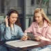 3 lucruri pe care oamenii cu inteligență emoțională le fac mereu cu smartphone-urile lor, conform unui expert format la Harvard