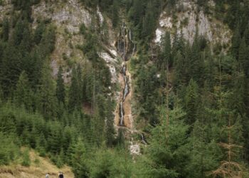 Cascada Cailor din Maramureș – o bijuterie ascunsă a Munților Rodnei