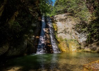Descoperă Cascada Pruncea (Cașoca) – O Bijuterie Naturală Ascunsă în Munții Buzăului