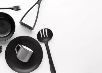 Plasticul negru utilizat în ustensilele de bucătărie și jucării este legat de substanțe toxice interzise