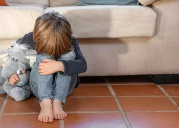 Trauma din copilărie legată de învățarea fricii modificate: o potențială cale către PTSD