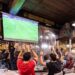 Un bar sportiv din Barcelona, transformat într-un paradis învelit în folie cu bule pentru a proteja telefoanele fanilor entuziasmați de fotbal