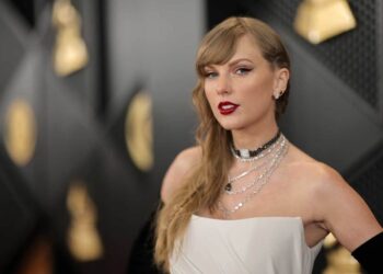 Un bărbat cumpără chitara Taylor Swift la licitație doar pentru a o distruge
