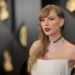 Un bărbat cumpără chitara Taylor Swift la licitație doar pentru a o distruge