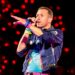 Chris Martin de la Coldplay cade prin trapa în timp ce cântă la Melbourne