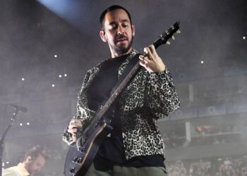 Mike Shinoda de la Linkin Park spune că chitaristul Brad Delson a renunțat la turnee din motive de sănătate mintală