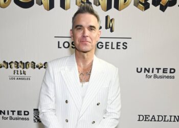 Robbie Williams îl lovește pe fostul manager de la Take That din cauza afirmațiilor privind consumul de droguri într-un documentar despre trupa de băieți