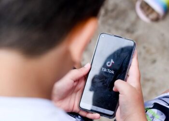 TikTok, dat în judecată de familii din Franța pentru expunerea minorilor la conținut dăunător: două tinere și-au luat viața