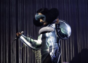 Björk spune că și-a schimbat modul în care face turnee, astfel încât „să poată avea cu adevărat o viață”