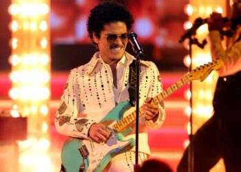 Bruno Mars glumește despre datorii zvonate de 50 de milioane de dolari ca și în colaburi roșii de gardă