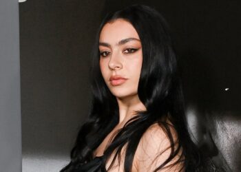 Charli Xcx să joace în propriul film A24 The Momentan