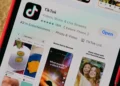 TikTok rămâne în incertitudine: Descărcarea aplicației încă blocată, iar telefoanele cu TikTok ajung la prețuri exorbitante pe eBay