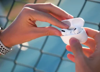 Apple pregătește o funcție de traducere live pentru AirPods în 2025