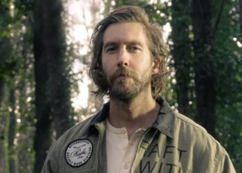 Ascultați noua melodie de la country a lui Calvin Harris „Smoke the Pain Away” - cu el însuși pe voce