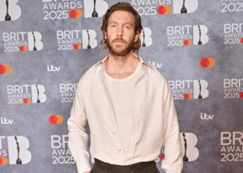 Calvin Harris tachinează noua melodie country „Smoke the Pain Away” - cu el însuși pe voce și chitară