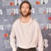 Calvin Harris tachinează noua melodie country „Smoke the Pain Away” - cu el însuși pe voce și chitară