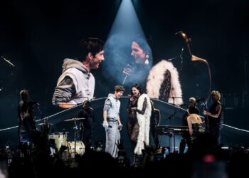 Dua Lipa sărbătorește aniversarea viitoarei nostalgiei cu un nou remix „fizic” cu Troye Sivan: Ascultă