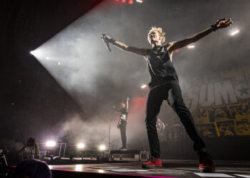 Suma 41 Spune -o Adio cu eliberarea oficială a RAGE împotriva capacului „Sleep Now in the Fire” al mașinii