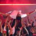 Urmăriți Bad Bunny Crowdsurf în timp ce interpretați „Eoo” la premiile IHEARTRADIO MUSIC din 2025