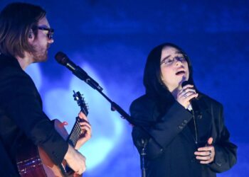 Urmăriți Billie Eilish să interpreteze „Wildflower” la 2025 IHEARTRADIO MUSIC AWARDS