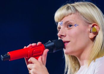 Aurora se confruntă cu „inamicul invizibil” al furiei și tristeții pe un nou single „The Flood”, fermecător
