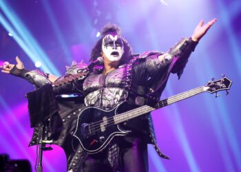 Gene Simmons Kiss spune că percepe un fan mai mult de 12k de dolari pentru a fi „rutier” pentru o zi din cauza costurilor de asigurare „astronomice”