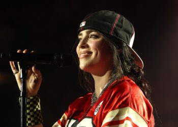 Billie Eilish spune că imaginile ei la Gala Met din acest an sunt false: „Asta e AI!”