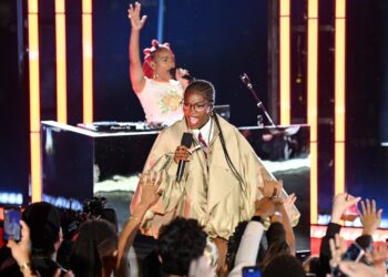 Doechii stânjenește marginea, 100 de povești deasupra New York, cu mini-concert