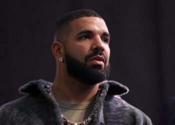 Fișierele de etichetă ale lui Drake pentru respingerea procesului modificat, îl numește „uimitor”
