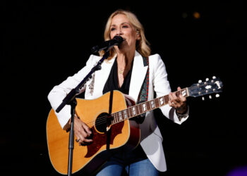 Sheryl Crow spune că intrusul armat a invadat -o acasă după ce și -a vândut Tesla