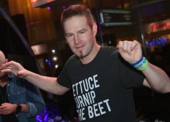 „Sandstorm” al lui Darude a jucat simultan pe posturile de radio finlandeze pentru a sărbători 25 de ani