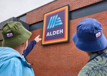 Aldi redenumiește magazinul Manchester „Aldeh” înaintea turneului Oasis Reunion care începe