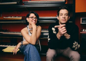 După ce a fost „destul de nervoasă și speriată” a comparațiilor Amy Winehouse, Raye face echipă cu Mark Ronson pentru single -ul surpriză „Suzanne”