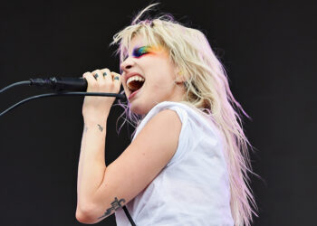 MANCHESTER, TN - JUNE 08:  Hayley Williams of Paramore performs on What Stage during day 2 of the 2018 Bonnaroo Arts And Music Festival on June 8, 2018 in Manchester, Tennessee.  (Photo by Jeff Kravitz/FilmMagic for Bonnaroo Arts And Music Festival)