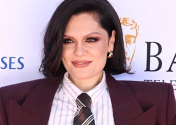 Jessie J spune că a fost diagnosticată cu „cancer de sân timpuriu”