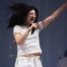 Lorde joacă Surprise Glastonbury Set pentru a sărbători eliberarea „Virgin”