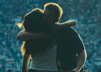 Sam Fender și Olivia Dean eliberează oficial „Reint Me In” Duet