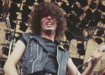 Cântăreața originală a lui Iron Maiden, Paul Mario Day, a murit