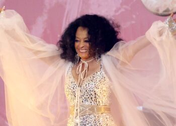 Diana Ross cântă la Hollywood Bowl, arată câteva mișcări de dans