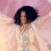 Diana Ross cântă la Hollywood Bowl, arată câteva mișcări de dans