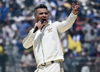 Robbie Williams spune că sănătatea părinților săi este „foarte precară chiar acum” în New Marea Britanie Post Tour