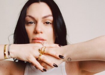 Jessie J „Simțiți -vă mult mai puternic” în urma spitalizării neașteptate - la șase săptămâni după operația de succes a cancerului de sân