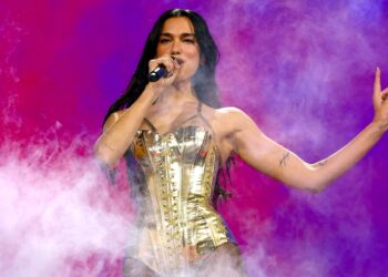 DUA LIPA și agenția de talente răspund la rapoartele agentului de sacking pentru că a solicitat ca genunchiul să fie renunțat la Glastonbury