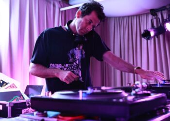 Mark Ronson va înscrie adaptarea „Narnia” a lui Greta Gerwig pentru Netflix