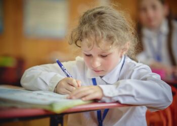 doar 42% dintre elevi încep școala cu toate rechizitele; 12% nu au aproape nimic pregătit