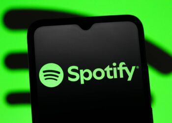 Acest artist AI are trei melodii în top 50 viral Spotify și deja a păcălit-o pe Selena Gomez