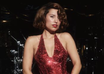 RAYE închide strada Londrei pentru un nou videoclip muzical