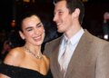 Dua Lipa surprinde Berlinul la Premiera de tăiere a trandafirilor a lui Callum Turner