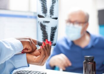 John Green aduce în România „Totul e tuberculoză”, o carte despre boala care continuă să ucidă milioane